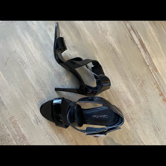 Calvin Klein Blk patent look - Picture 2 of 6